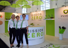 Lachende gezichten bij Incotec, waar ze met een nieuwe missie zijn gestart: Mission Zero. Onderdeel van die nieuwe missie is een nieuwe stap op het gebied van Xray-technologie. Met X-ray neXt wordt met deep learing en AI een efficiëntieslag mogelijk bij het doen van kwaliteitsscan bij zaden. Vorig jaar op Seed meets Technologie daarover ook een lezing, dit jaar op de woensdag een lezing over microplastics. Op de foto Annemiek Appelman, Lisanne Sijm en Brechje Veerman